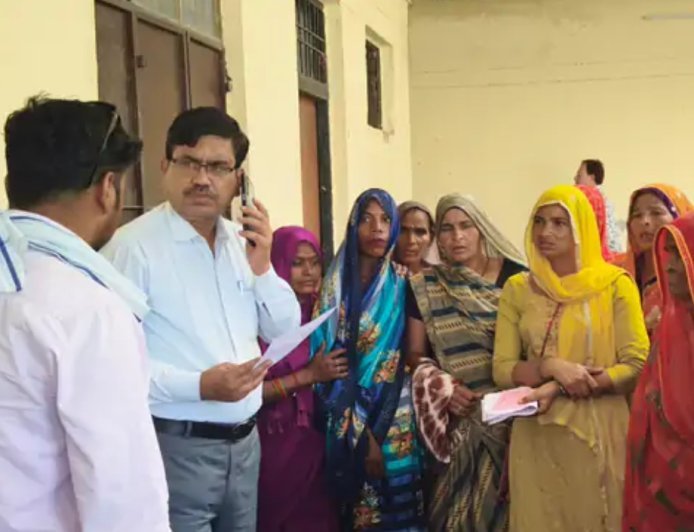 Hathras: स्वीकृत नाली निर्माण पर अवैध कब्जा रूकवाने की एसडीएम से शिकायत। 
