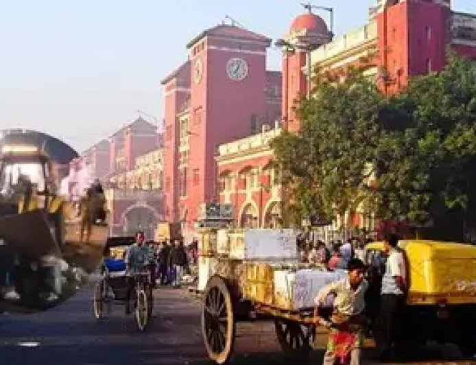 हावड़ा में प्रशासन की अब तक की सबसे बड़ी कार्रवाई, देर रात स्टेशन रोड पर अवैध कब्जों पर गरजा पीला पंजा