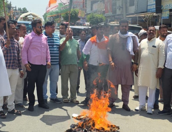Bajpur : बढ़ती महंगाई और ईंधन के दामों के खिलाफ कांग्रेस का प्रदर्शन, बेरिया तिराहे पर फूंका केंद्र सरकार का पुतला