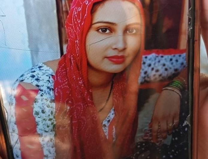 Hathras : तेज रफ्तार क्रेन ने दो बाइकों को रौंदा, हादसे में महिला की मौत, पति गंभीर रूप से घायल