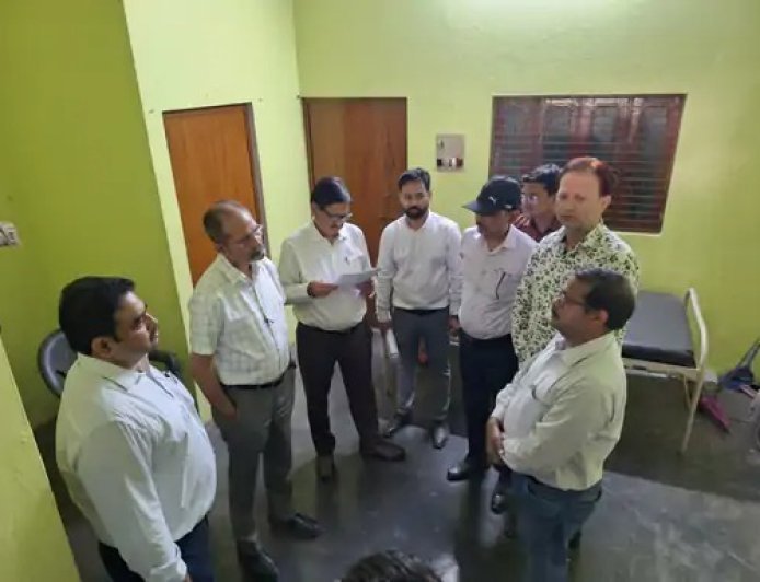Hathras : जच्चा-बच्चा की मौत के बाद नवज्योति नर्सिंग होम सीज, प्रशासनिक टीम ने शुरू की जांच