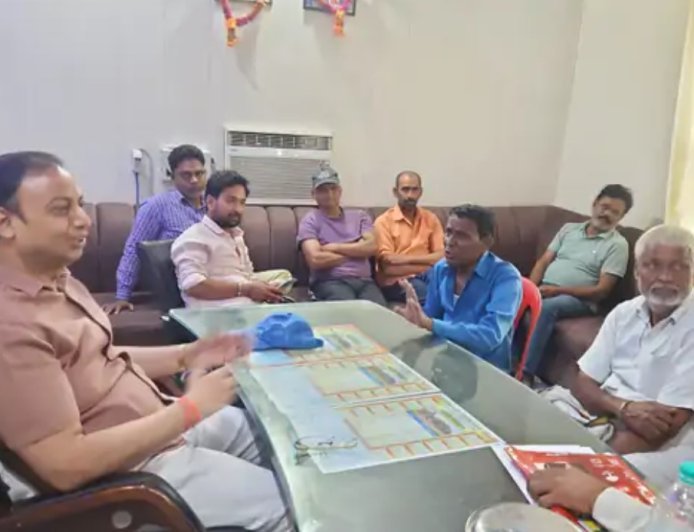 Hathras : सासनी में सफाई कर्मचारियों की हड़ताल जारी, अधिकांश मांगें मानने के बाद भी बकाया भुगतान पर अड़ा पेंच