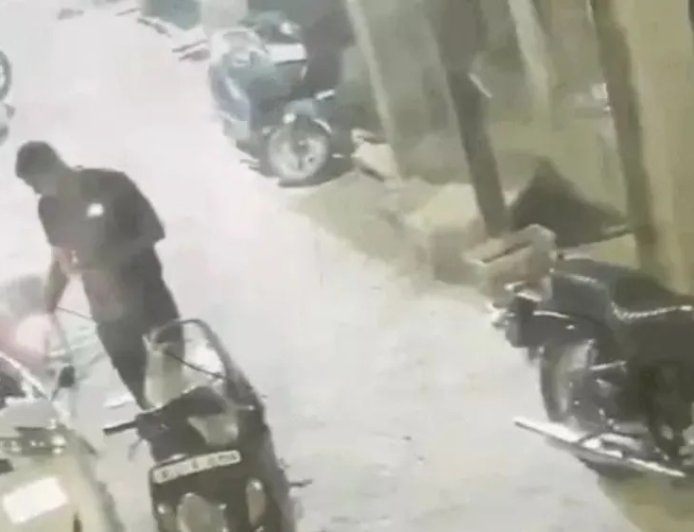 फरीदाबाद में कुत्ते के विवाद ने लिया बेहद हिंसक रूप, पड़ोसी ने गुस्से में आकर घर के बाहर खड़ी दोपहिया गाड़ी को पेट्रोल छिड़ककर फूंका।