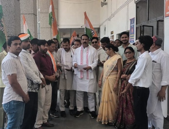 Sambhal: मुसलमान ना झुका है, ना झुकेगा बयान पर गरमाई सियासत, कांग्रेस जिलाध्यक्ष ने किया समर्थन। 
