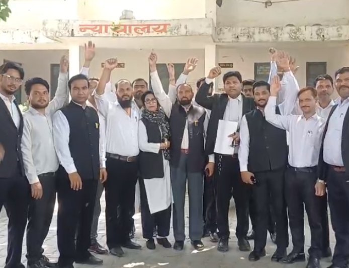 Sambhal: लखनऊ लाठीचार्ज के विरोध में वकीलों का फूटा गुस्सा, सम्भल बार एसोसिएशन का प्रदर्शन। 