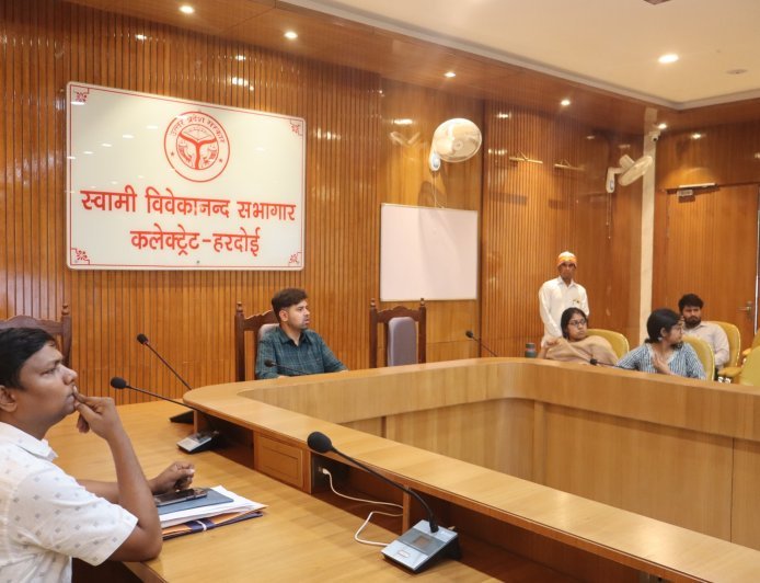 Hardoi: बढ़ती गर्मी और लू को लेकर प्रशासन अलर्ट, डीएम अनुनय झा ने जारी की एडवाइजरी। 