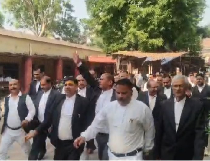 Ballia : लखनऊ में वकीलों पर लाठीचार्ज और चैंबर तोड़े जाने के खिलाफ बलिया के अधिवक्ताओं ने किया प्रदर्शन, प्रशासन को सौंपा ज्ञापन