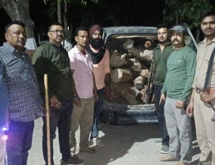 Bajpur : वन विभाग की बड़ी कार्रवाई, लाखों रुपये की खैर की लकड़ी से भरी गाड़ी जब्त, तस्कर फरार