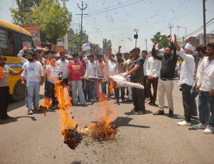 Saharanpur : गौरक्षा दल के राष्ट्रीय अध्यक्ष पर जानलेवा हमले और धमकी के विरोध में प्रदर्शन, गिरफ्तारी न होने पर महापंचायत की चेतावनी