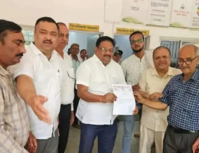 Hathras : ऑनलाइन दवा बिक्री और भारी छूट के विरोध में हाथरस के मेडिकल स्टोर बंद रहेंगे, व्यापारियों ने प्रशासन को सौंपा ज्ञापन