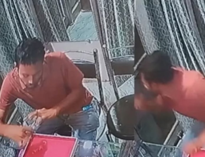कानपुर में शातिर चोर ने महज 53 सेकेंड में उड़ाया लाखों का सोना, महिला दुकानदार को बातों में उलझाकर वारदात को दिया अंजाम।