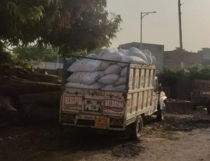 Hardoi: रामगंगा से अवैध सीप ले जा रही पिकअप पकड़ी: वन विभाग ने 48 बोरी सीप जब्त की, आरोपी फरार।