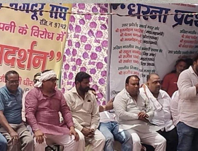 Saharanpur : सफाई कर्मचारियों की हड़ताल से चरमराई व्यवस्था-धरना स्थल की बिजली काटने पर भड़के कर्मचारी