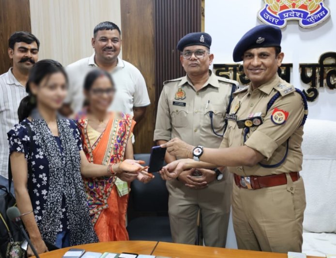 बरामद किए गए 21 लाख के 102 गुमशुदा मोबाइल, फोन पाकर खिले स्वामियों के चेहरे