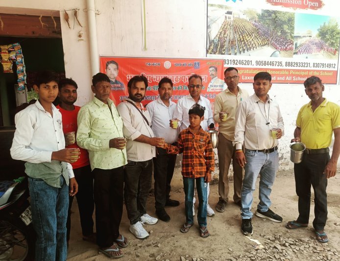 Hathras : भीषण गर्मी में राहगीरों और मजदूरों को मिली राहत- सामाजिक संस्था ने बांटा मैंगो शेक, सेवा को बताया संस्कृति का हिस्सा