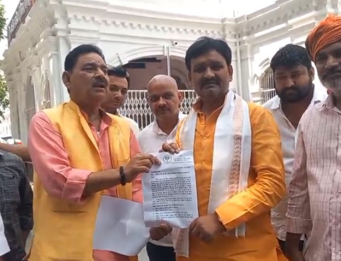Ballia: विकास कार्यों की धीमी गति से पूर्व मंत्री नारद राय आहत, मिले डीएम से... 