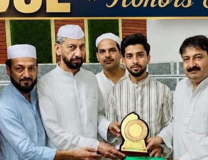 Deoband : नजर फाउंडेशन ने मेधावी छात्र मोहम्मद अनस को किया सम्मानित