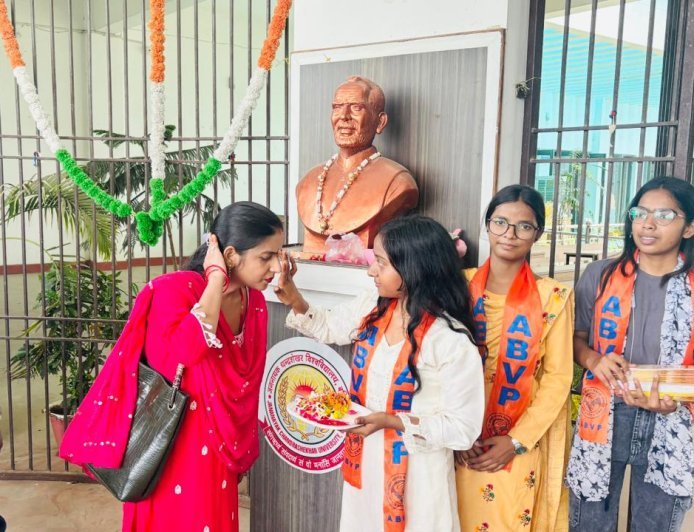 Ballia : जननायक चंद्रशेखर विश्वविद्यालय में नए शोधार्थियों का तिलक लगाकर हुआ अनोखा स्वागत