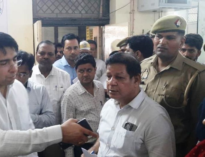 Hathras : जिलाधिकारी अतुल वत्स ने जिला अस्पताल का किया औचक निरीक्षण, मरीजों को बाहर की दवा लिखने पर जताई नाराजगी