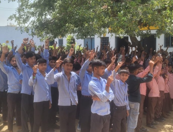 Hathras : विद्यापीठ इंटर कॉलेज में बच्चों को दी गईं आयरन की गोलियां, प्रधानाचार्य ने समझाए फायदे