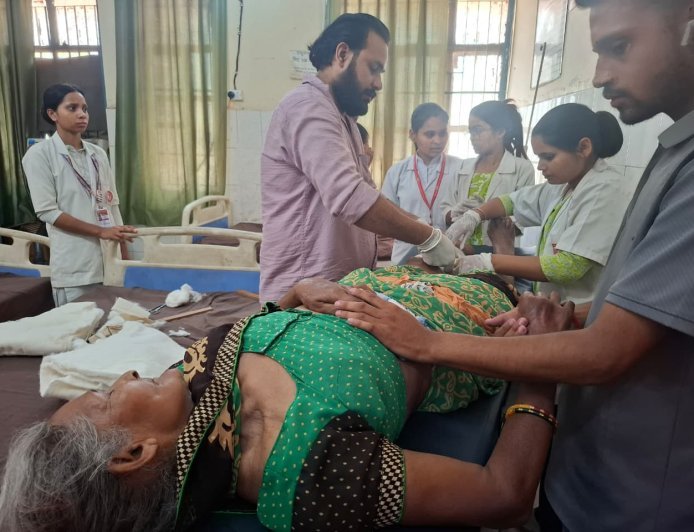 Hathras : सासनी कोतवाली चौराहे के पास अज्ञात वाहन की टक्कर से वृद्ध महिला गंभीर रूप से घायल, जिला अस्पताल रेफर