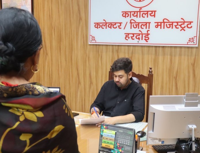 Hardoi : हरदोई कलेक्ट्रेट में जन सुनवाई का आयोजन, जिलाधिकारी ने सुनीं 98 शिकायतें