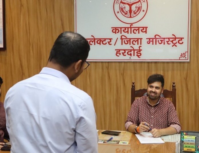 Hardoi: जनसुनवाई में पहुंचे फरियादी, डीएम अनुनय झा ने अधिकारियों को दिए त्वरित निस्तारण के निर्देश। 