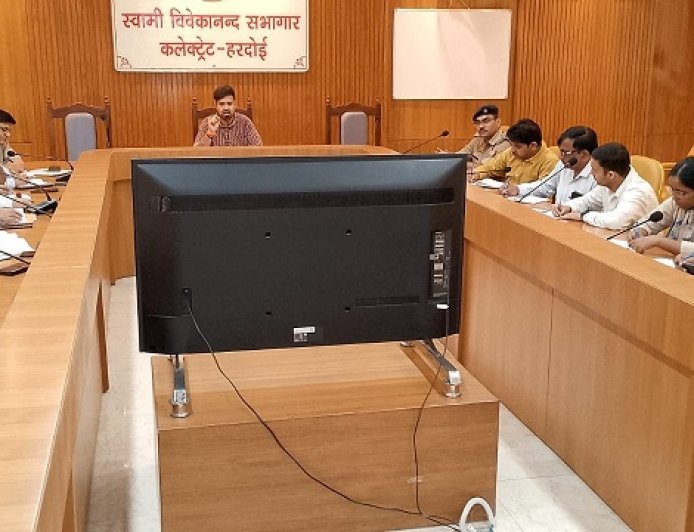 Hardoi: भीषण गर्मी को देखते हुए गौ आश्रय स्थलों में छाया, पानी व स्वास्थ्य व्यवस्था मजबूत करने के डीएम ने दिए निर्देश। 