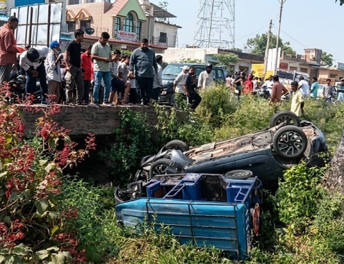 बरहैनी में दर्दनाक सड़क हादसा: कार और ई-रिक्शा की भिड़ंत में चालक की मौत, पांच घायल।