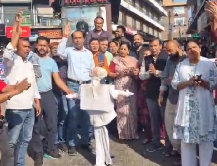 Mussoorie: राहुल गांधी की टिप्पणी पर मसूरी में भाजपा का प्रदर्शन, फूंका पुतला।