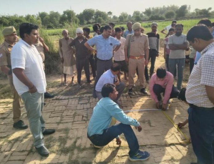 Sitapur : कसमंडा ब्लॉक की दो पंचायतों में विकास कार्यों की जांच करने पहुंचे जिलाधिकारी, खराब काम मिलने पर जेई को लगाई फटकार