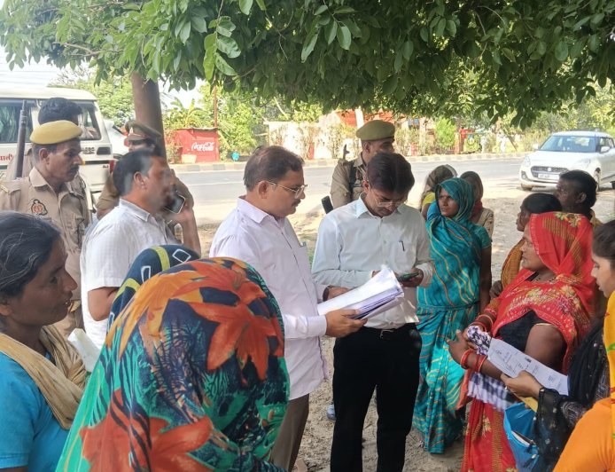 Sitapur : खैराबाद में बीडीओ के व्यवहार से नाराज दिव्यांगों का प्रदर्शन, एसडीएम के आश्वासन पर शांत हुए लोग