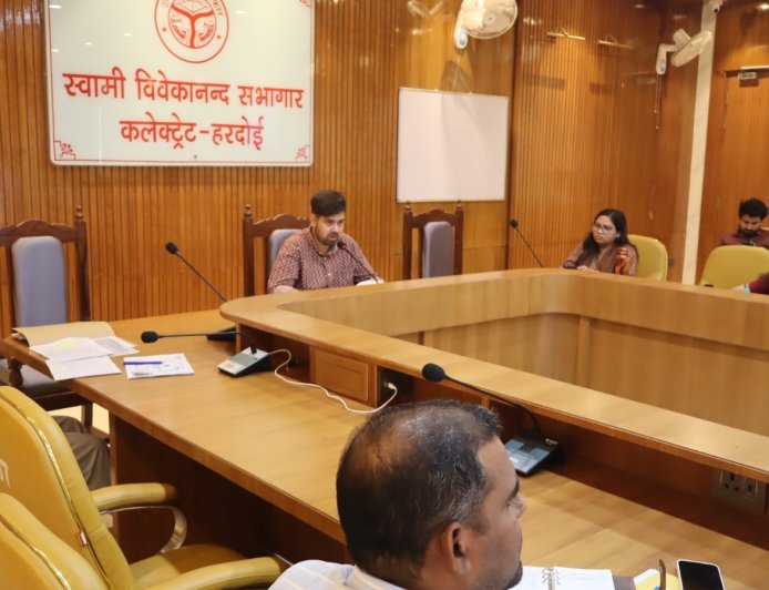 Hardoi : निर्माण कार्यों की समीक्षा बैठक, जिलाधिकारी ने समय पर और बेहतर काम करने के दिए निर्देश