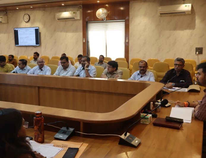 Hardoi : सीएम डैशबोर्ड की समीक्षा बैठक, जिलाधिकारी ने रैंकिंग में सुधार के लिए दिए निर्देश