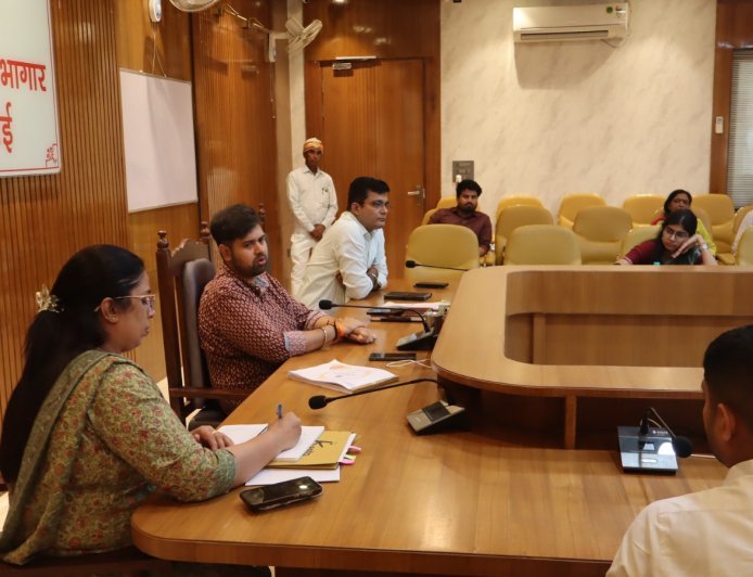Hardoi : जिलाधिकारी की अध्यक्षता में डिस्ट्रिक्ट मिनरल फाउंडेशन की बैठक, विकास कार्यों को समय पर पूरा करने के निर्देश