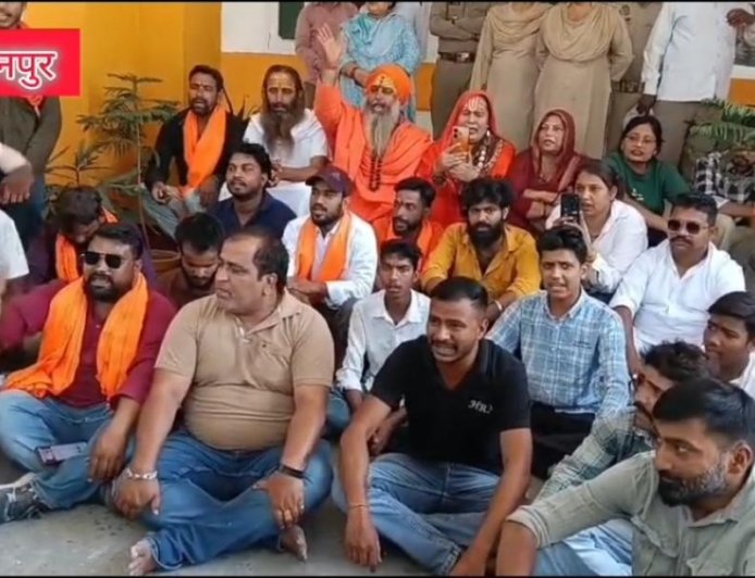 Saharanpur : दारुल उलूम की जांच और सांसद इकरा हसन के खिलाफ कार्रवाई के लिए हिंदू रक्षा दल का प्रदर्शन