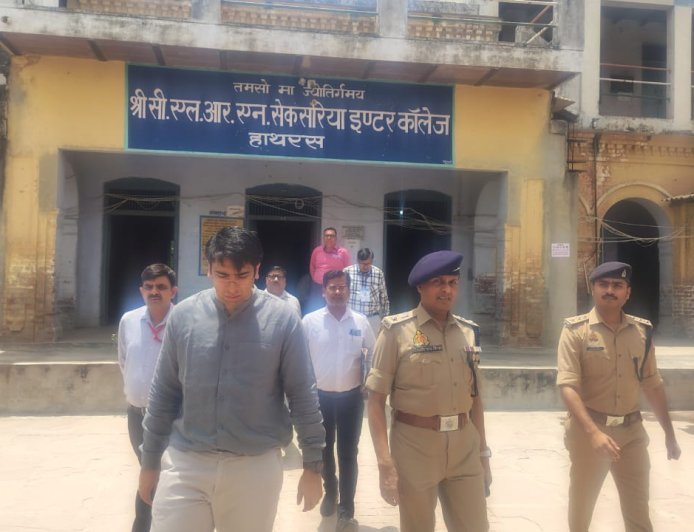 Hathras : लेखपाल मुख्य परीक्षा केंद्रों पर पहुंचे जिलाधिकारी और एसपी, सुरक्षा और व्यवस्थाओं का लिया जायजा