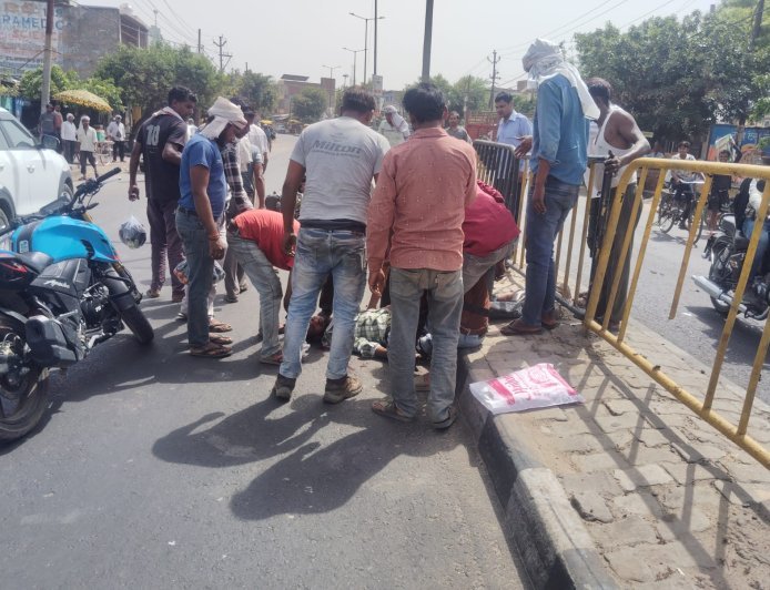 Hathras : डिवाइडर से टकराई तेज रफ्तार बाइक, अलीगढ़ के दो दोस्त गंभीर रूप से घायल