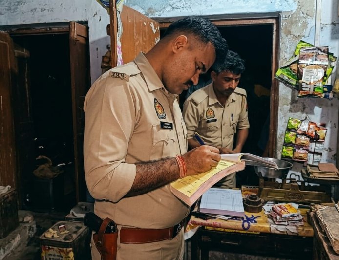 Hathras : अजरोई गांव में परचून की दुकान का ताला तोड़कर हजारों की चोरी, पुलिस जांच में जुटी