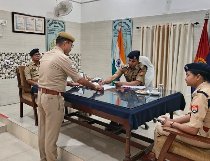 Hardoi: हरदोई पुलिस लाइन में शुक्रवार परेड का निरीक्षण, एसपी ने दिए आवश्यक दिशा-निर्देश।