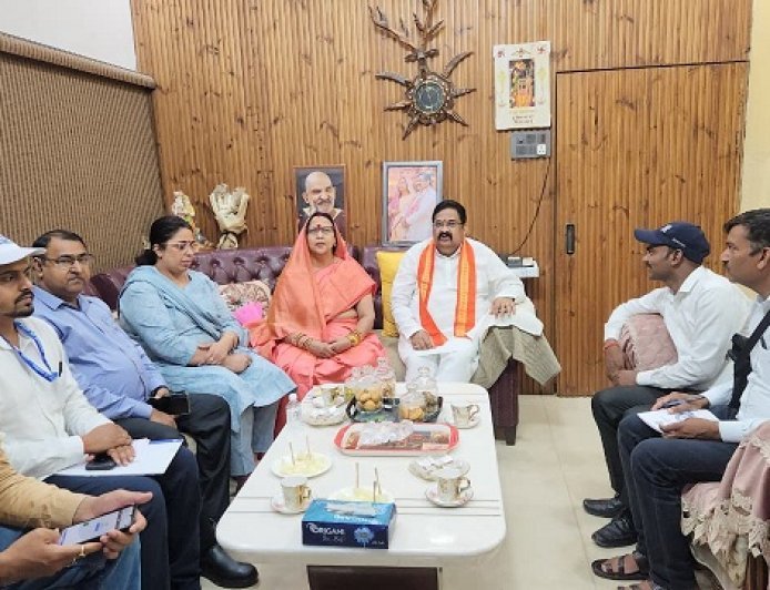 Hardoi: अध्यक्ष जिला पंचायत प्रेमावती ने किया जनगणना अभियान-2027 के प्रथम चरण का शुभारम्भ। 