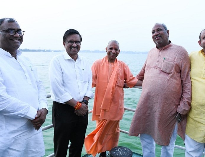 सीएम योगी ने रामगढ़ताल में की क्रूज की सवारी: लहरों पर विहार करने के साथ मुख्यमंत्री ने ताल की साफ-सफाई का लिया जायजा। 