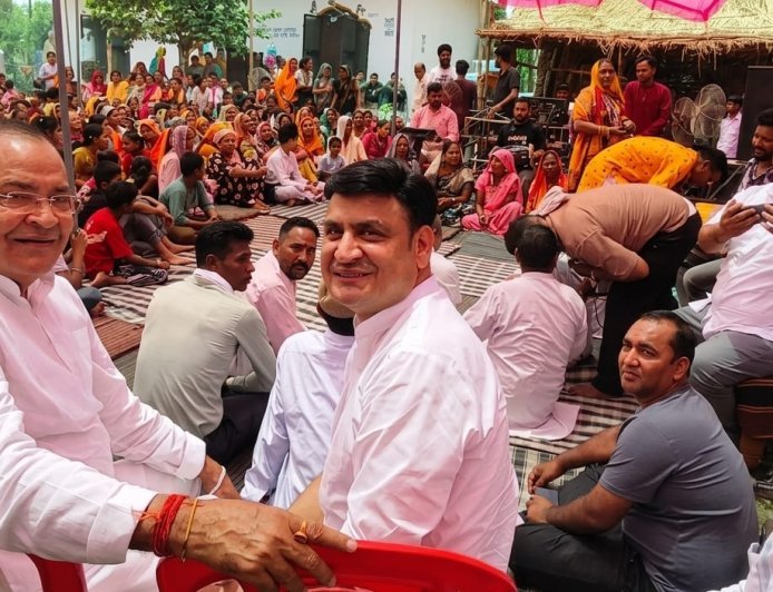 Bajpur : मनीराम बाबा मंदिर के भंडारे में पहुंचे नेता प्रतिपक्ष यशपाल आर्य और पूर्व विधायक संजीव आर्य, सुख-समृद्धि की कामना की