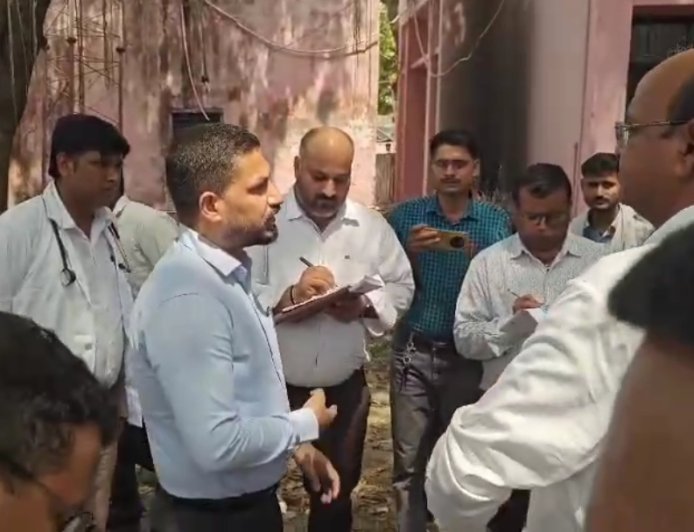 Ayodhya : रुदौली अस्पताल के औचक निरीक्षण में बदहाली आई सामने, एक ही बिस्तर पर कई मरीज और गंदगी देख भड़के जिलाधिकारी
