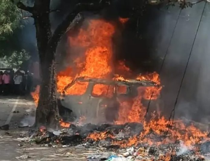 Hapur : विशाल मेगा मार्ट के सामने खड़ी गाड़ी में अचानक लगी भयंकर आग, वाहन जलकर पूरी तरह हुआ नष्ट