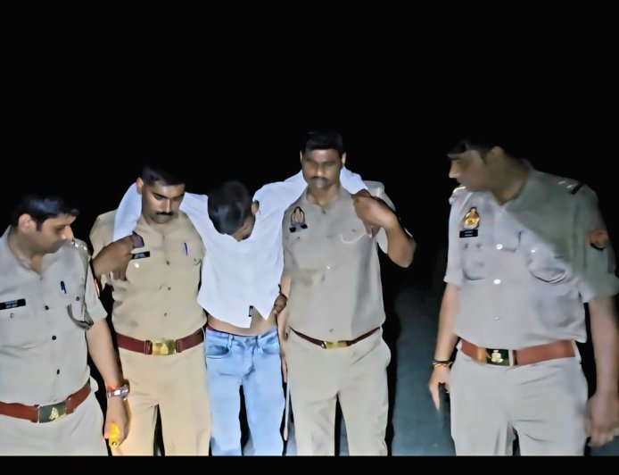 Lakhimpur- Kheri : नकहा बाजार में युवती पर हमला करने वाला आरोपी पुलिस मुठभेड़ में घायल, पैर में गोली लगने के बाद गिरफ्तार
