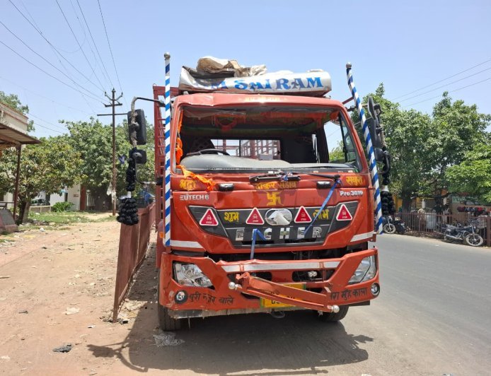 Hathras : आगरा-अलीगढ़ नेशनल हाईवे पर कैंटर चालक को आई झपकी, खंभे से टकराई गाड़ी, चालक घायल और रास्ता हुआ जाम