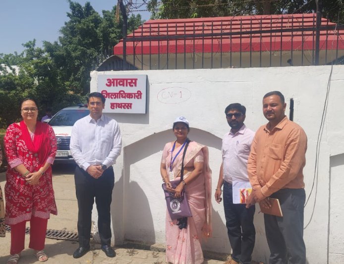 Hathras : जिलाधिकारी आवास से हाथरस में मकानों की गिनती शुरू, जनगणना अभियान को सफल बनाने के लिए नागरिकों से सहयोग की अपील