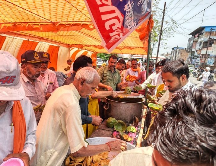 हरदोई में पूर्व सैनिक वेल्फेयर फाउंडेशन द्वारा विशाल भंडारे का आयोजन, पूर्व सैनिकों और अतिथियों का हुआ सम्मान।
