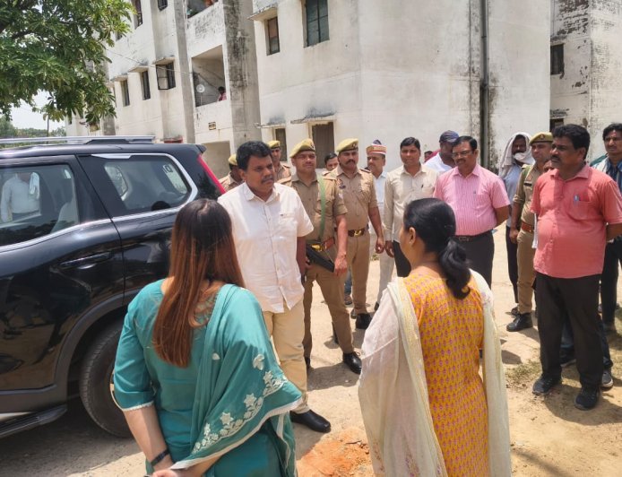 Sitapur: डीएम ने बिसवां में काशीराम कॉलोनी का औचक निरीक्षण कर व्यवस्थाओं का जायजा।
